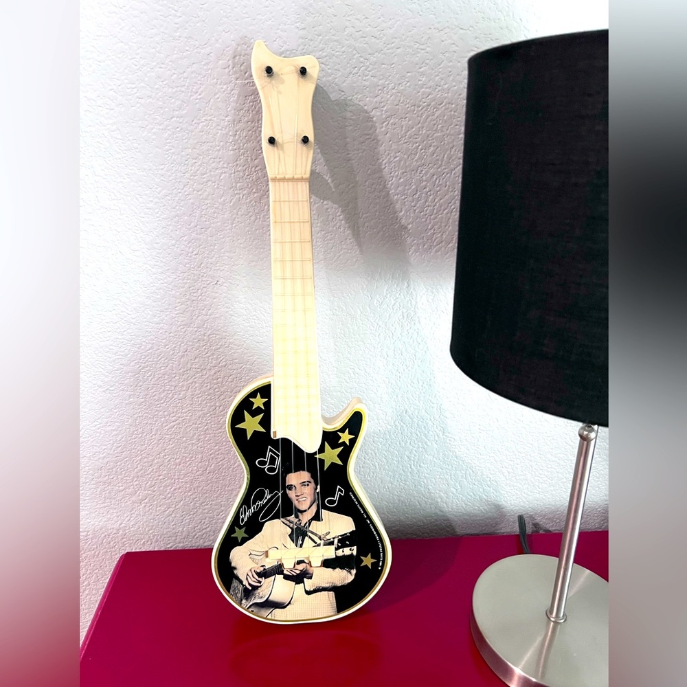 ELVIS PRESLEY Toy Guitar  1984 - RARE COLLECTIBLE -  Great Condition !